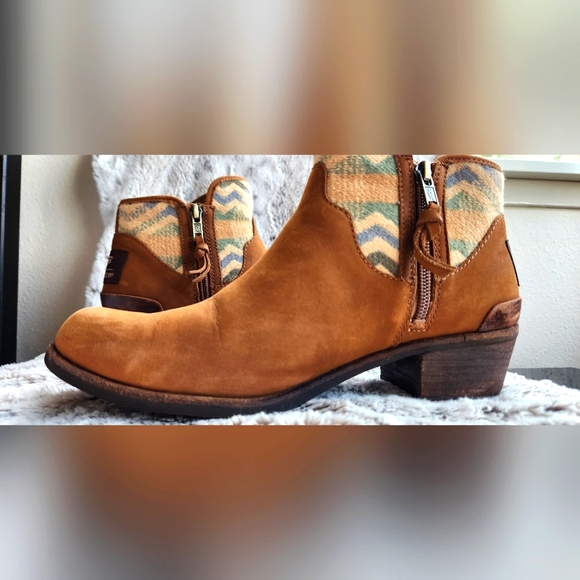 Ugg Pendleton ankle boots size 7.5 - Picture 13 of 16